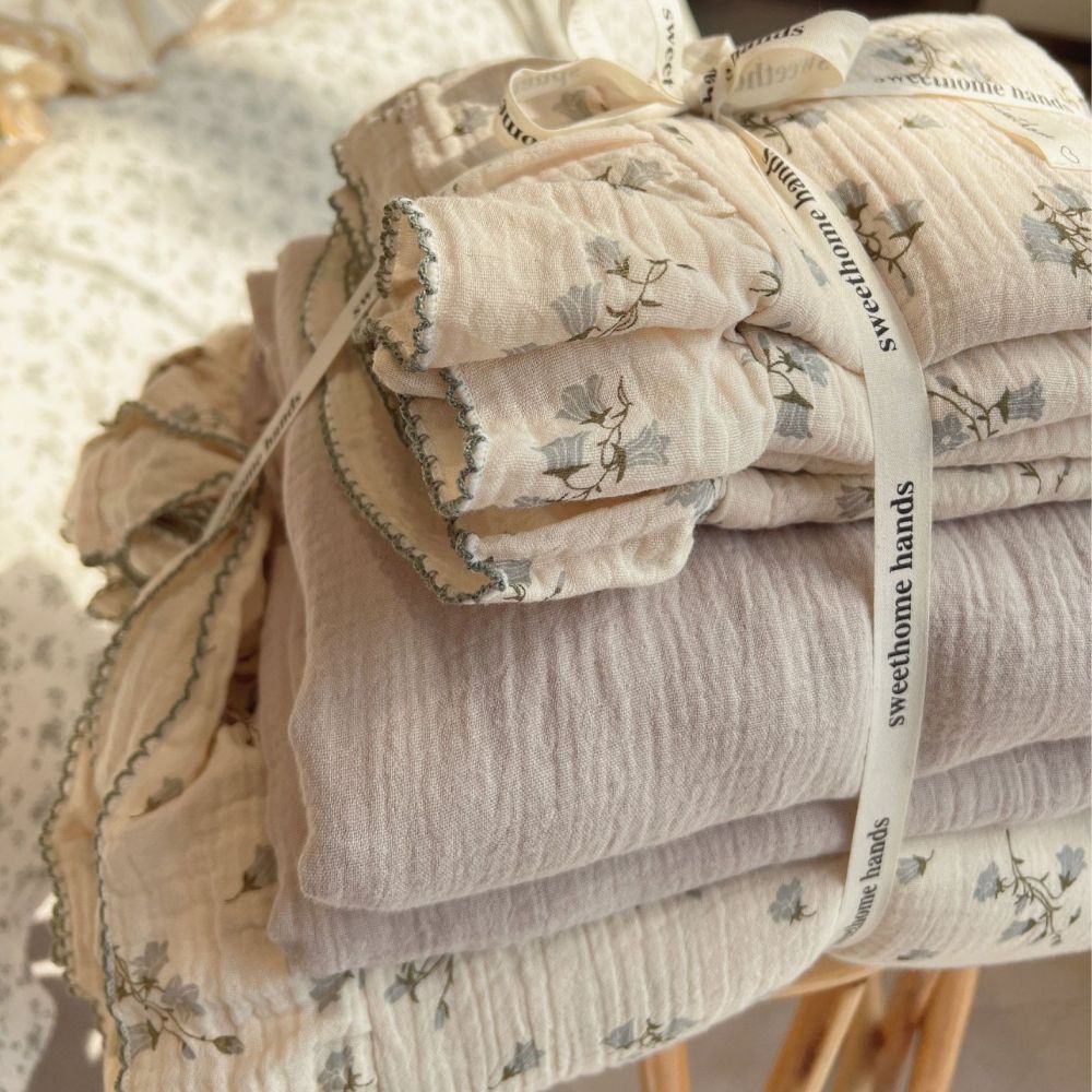 Folded floral cotton gauze duvet cover and pillowcase with hyacinth print