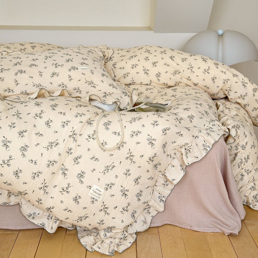 Layered pillows with floral print and soft frill detail in cotton gauze