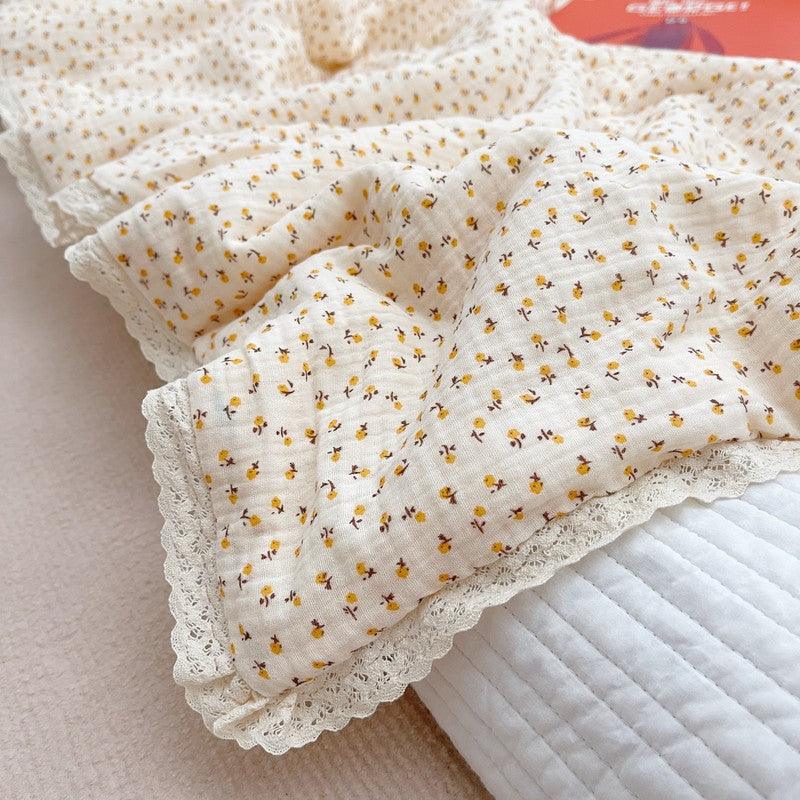 Toddler quilt in daisy floral print