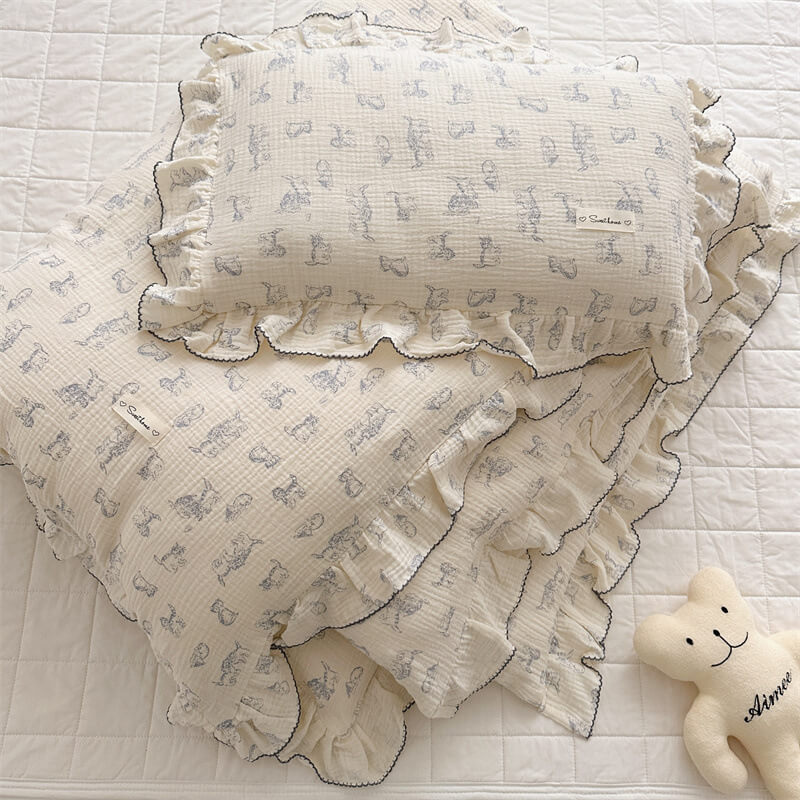 Folded kitty print duvet cover set with ruffled trim and pillowcase