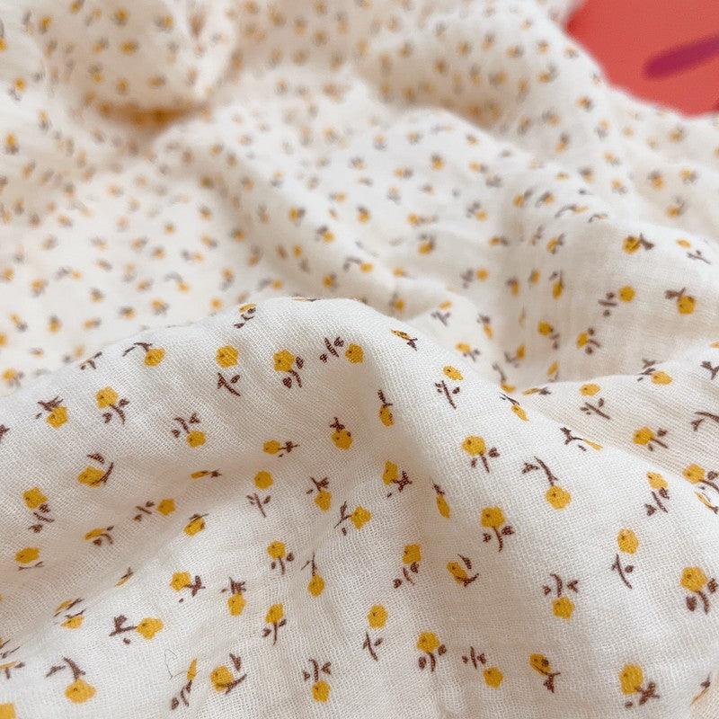 Soft muslin baby comforter with daisy pattern