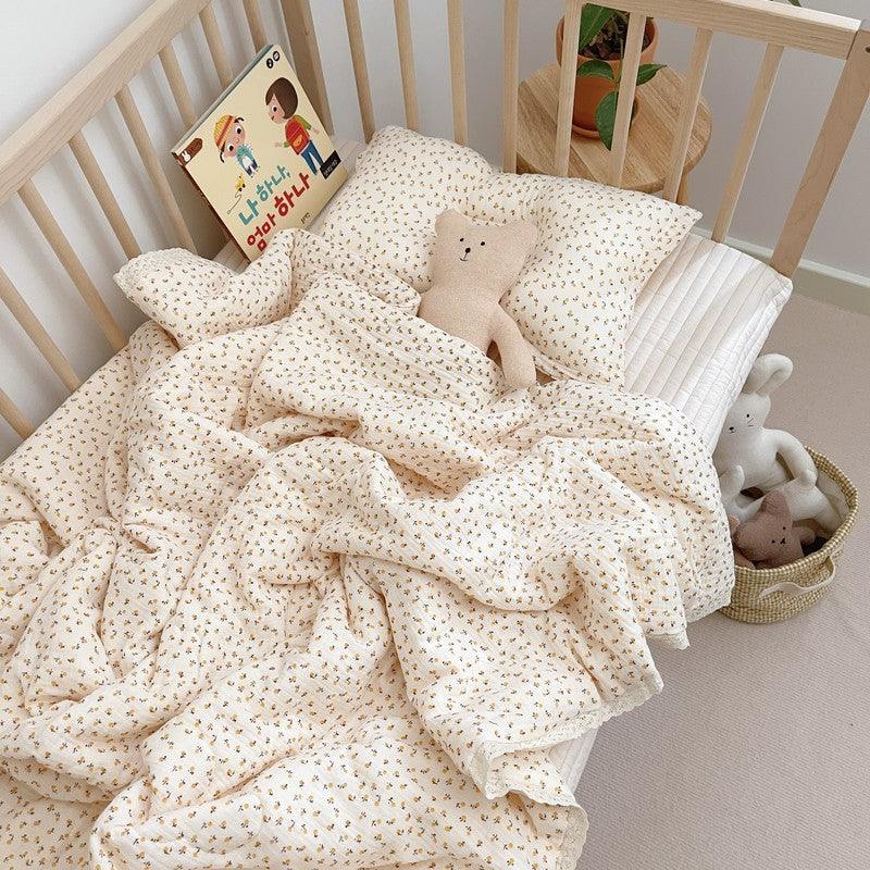 Breathable cotton muslin baby blanket with lace