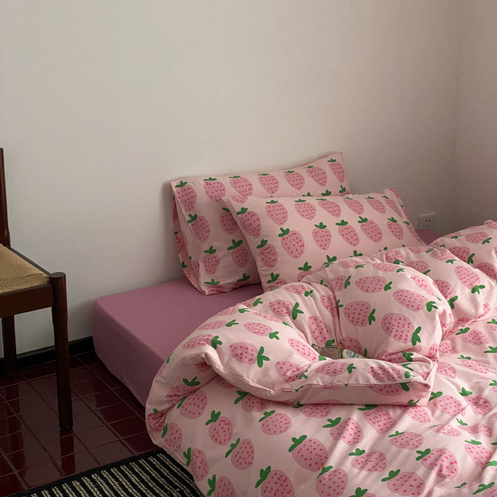 Full strawberry bedding set in pink cotton jersey with playful fruit pattern