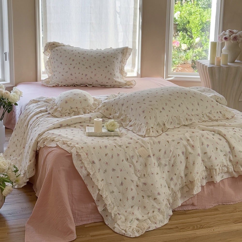 Floral cotton comforter with pink floral print and lace detail