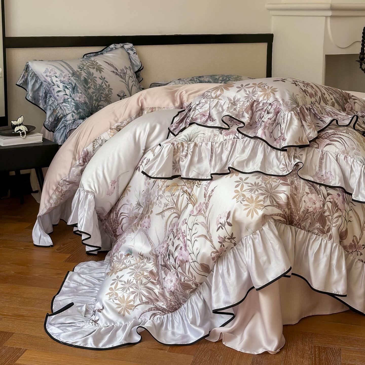 glossy-bedding-set