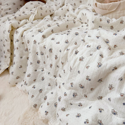 Soft floral comforter with dotted background